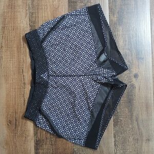 Lululemon Hotty Hot Running Shorts Size 6 Geometric Black/White Pattern